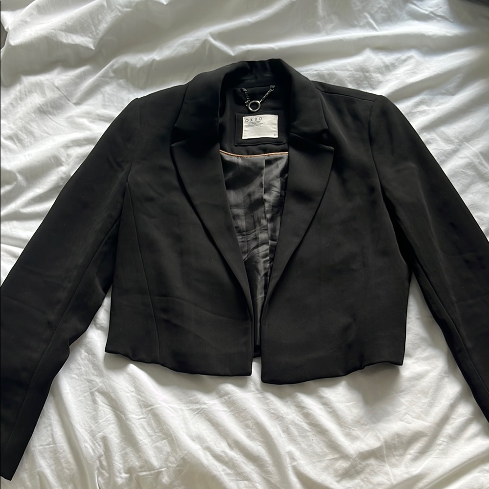 Black Cropped Blazer with Classic Lapel